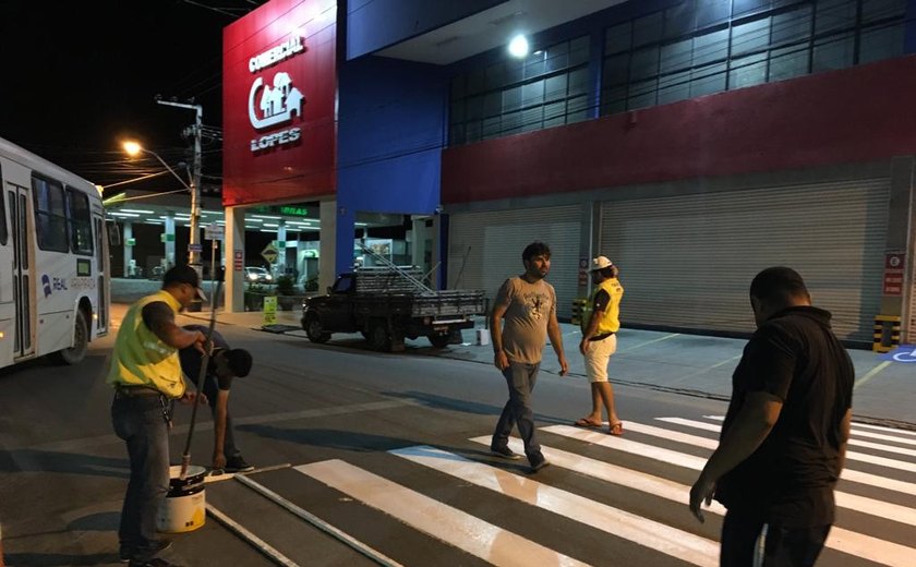 Prefeitura inicia pintura de sinalização das faixas de pedestres e lombadas em Arapiraca