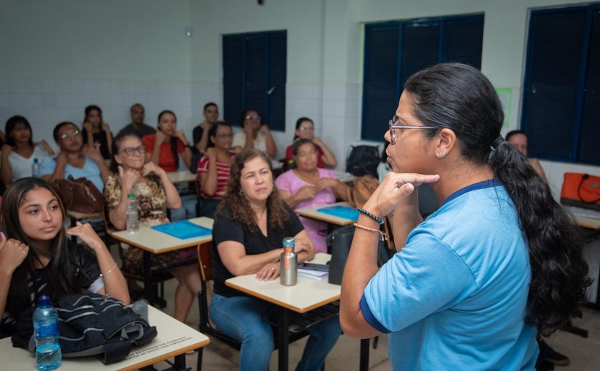 Educação abre vagas para o curso de formação para professores com foco no atendimento à pessoa surda