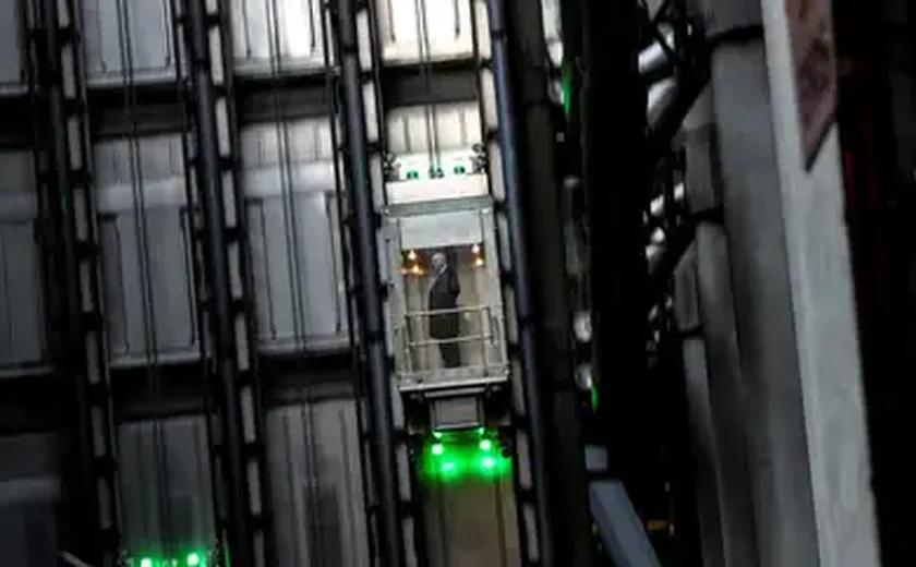 Elevador de carga despenca em SP e deixa três mortos