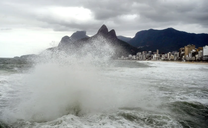 Ressaca que atingiu litoral do Rio trouxe ondas de até 5 metros ao Leblon