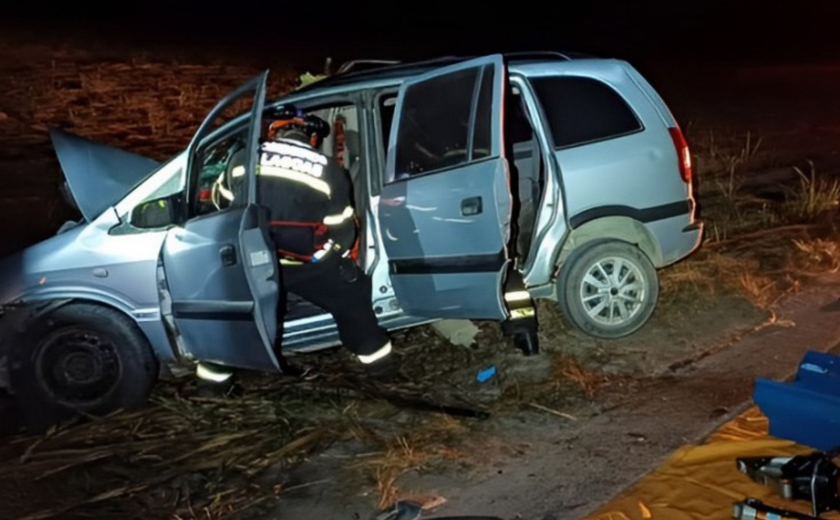 Corpo de Bombeiros resgata homem preso em ferragens após colisão entre carro e ônibus em Atalaia