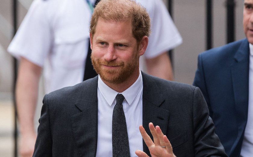 Em 1º entrevista após vitória judicial, príncipe Harry diz que luta contra tabloides britânicos aprofundou ruptura familiar