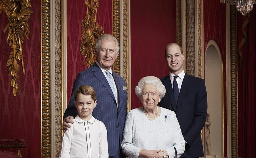 Rainha Elizabeth reúne 3 gerações em foto para &#8216;marcar início de nova década&#8217;