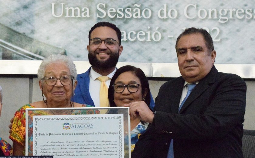 Dona Lourdes é homenageada na Assembleia pela iguaria regional 'Galinha à Cabidela'