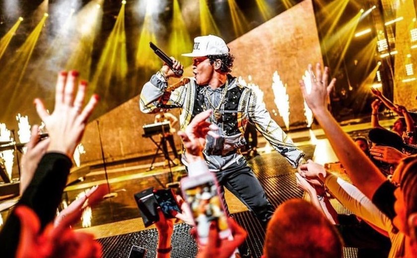Chuva em frente a hotel e recuperação na faculdade: as loucuras dos fãs de Bruno Mars no The Town