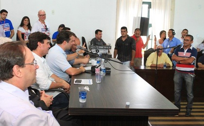 Governador confirma pagamento do rateio da Educação e anuncia 13º esta semana