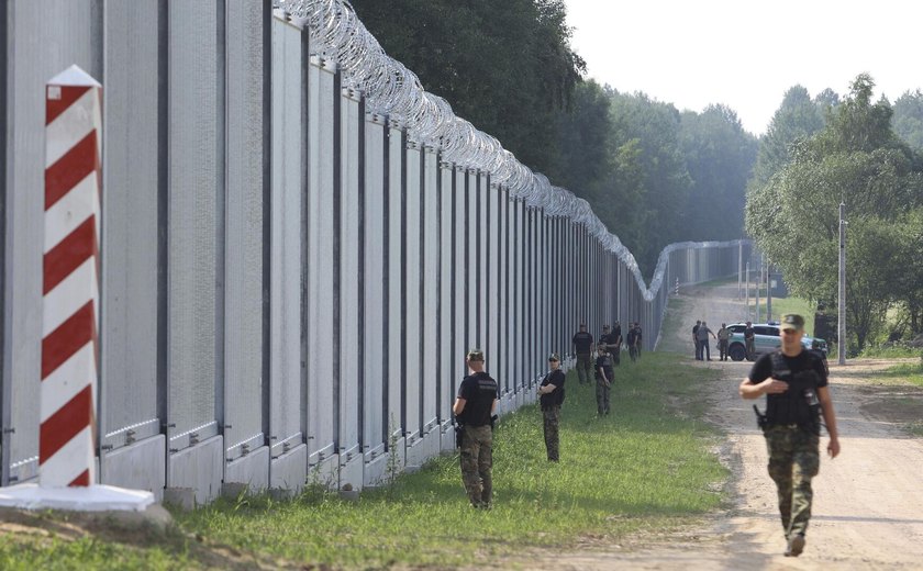 Polônia promete concluir e fechar muro na fronteira com Belarus em 2025