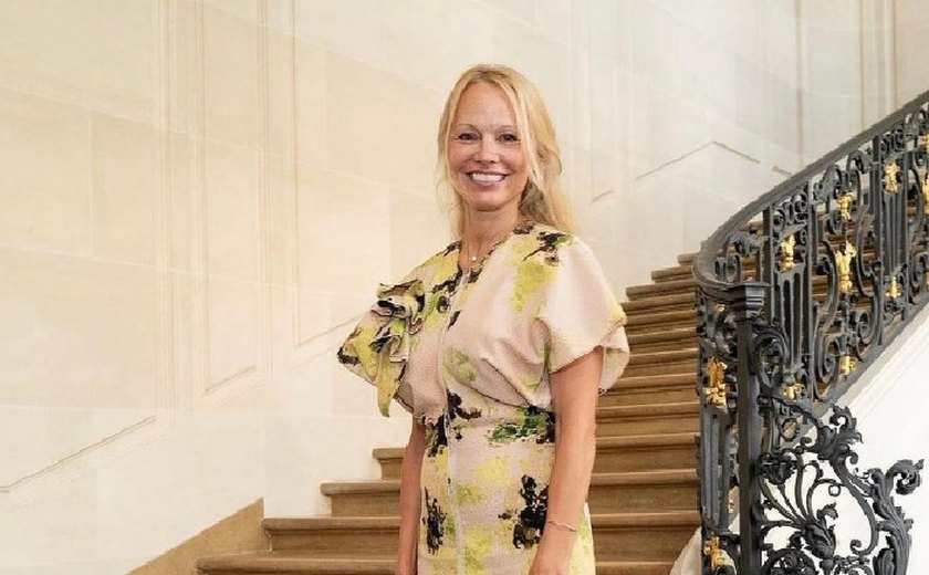 Pamela Anderson conta que decidiu não usar mais maquiagem após morte de seu maquiador