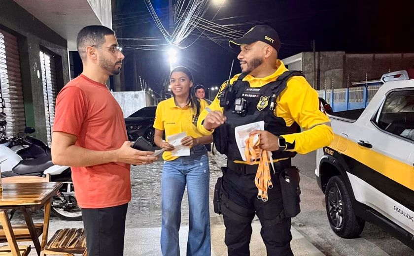 Maio Amarelo: SMTT Penedo orienta motociclistas que trabalham com entrega