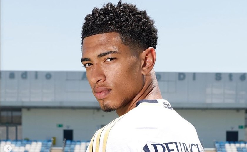 Em apresentação no Real, Bellingham recebe camisa 5, que já foi de Zidane, e elogia francês