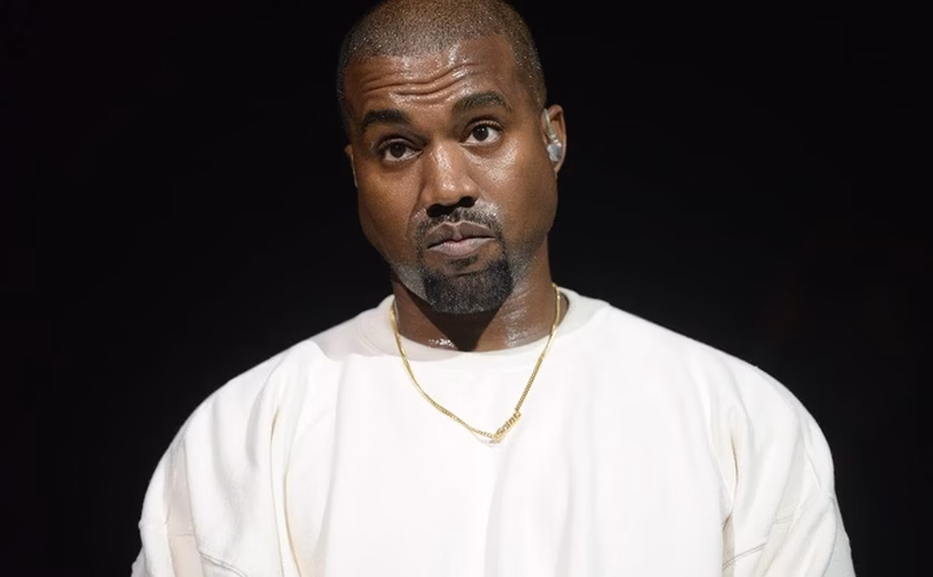 Como Kanye West usou um anúncio do Super Bowl para vender camisetas nazistas em seu site