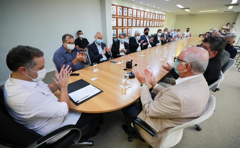 Governador assina decretos que aperfeiçoam legislação tributária e buscam baratear preço do etanol em AL