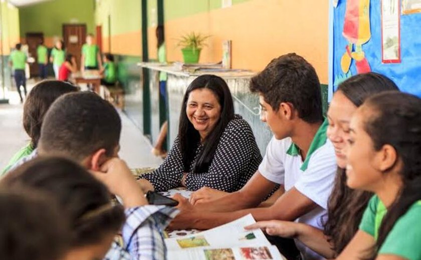 Após pressão, prefeito-imperador sanciona lei da escola democrática