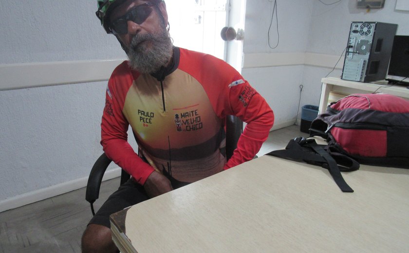 Penedo recebe visita de ciclista e ambientalista que está percorrendo todas as cidades banhadas pelo Rio São Francisco
