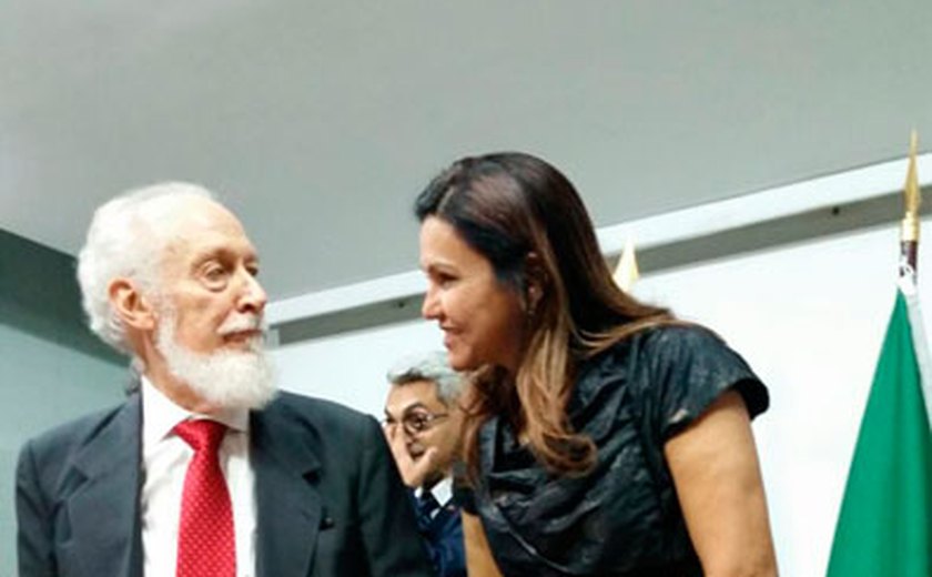 Embaixador Alberto da Costa e Silva recebe o Prêmio Luís de Camões