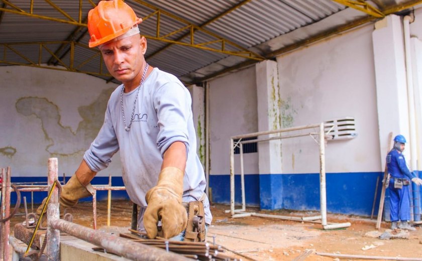 Prefeito JHC entrega Escola Hermínio Cardoso, em Fernão Velho, totalmente revitalizada nesta terça (14)