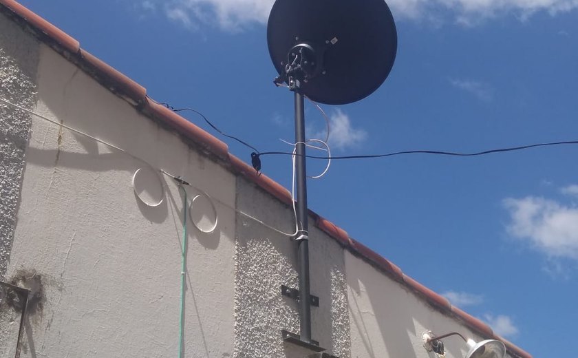 Equipamento caro para internet, enviado pelo Ministério da Justiça, é instalado em prédio de delegacia fechada de Canapi