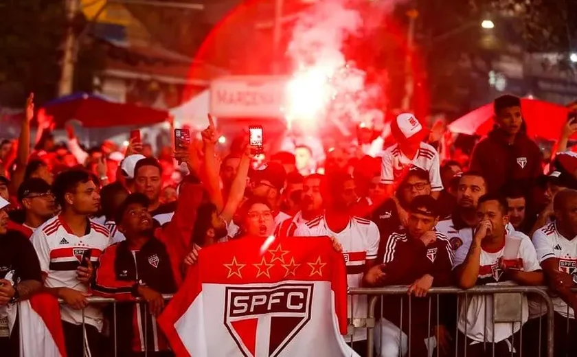 Torcida do São Paulo tenta invadir área destinada a botafoguenses nos arredores do Morumbis