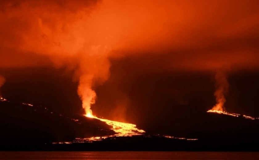 Vulcão entra em erupção em ilha desabitada de Galápagos e gera alerta a turistas