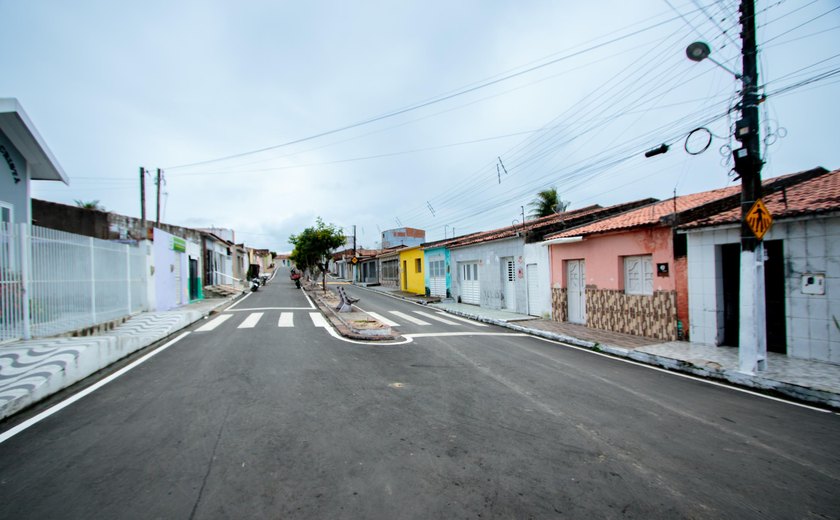 Governo de AL entrega vias pavimentadas e autoriza construção de ginásio poliesportivo em Palestina