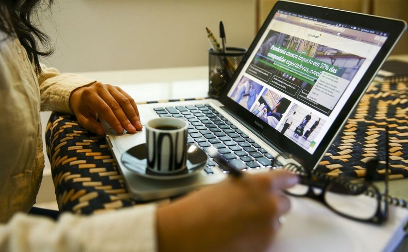 Quase metade das empresas industriais adotou o teletrabalho em 2022