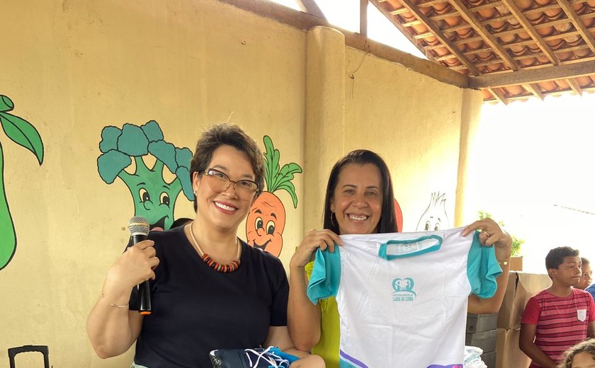 Estudantes da rede municipal de Lagoa da Canoa recebem kit com fardamento e par de tênis