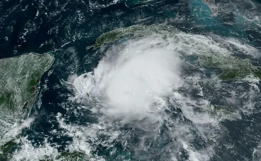 Beryl volta a ganhar força e chega à costa do Texas (EUA) como furacão