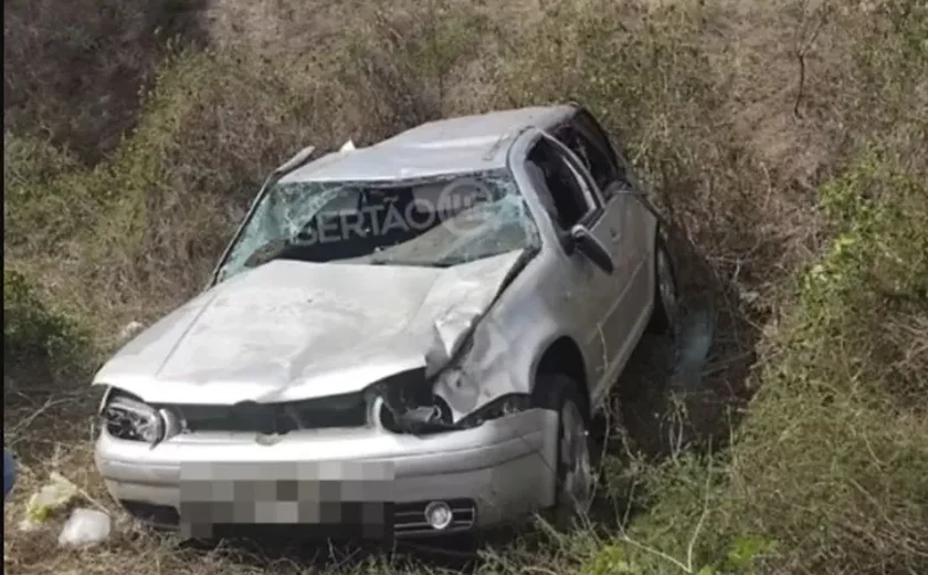 Mulher morre e quatro ficam feridos em capotamento na AL-220, em Piranhas
