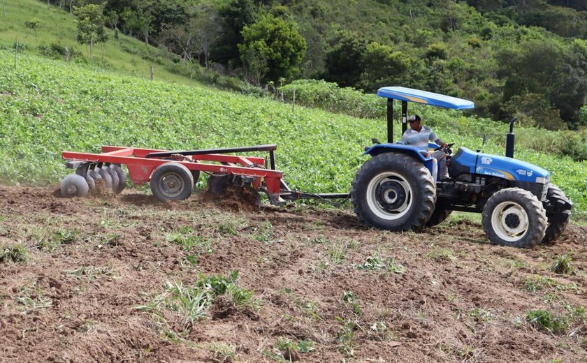 Prefeitura de Santana do Mundaú disponibiliza maquinário para agricultores