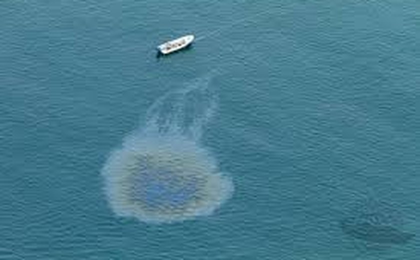 Cingapura se mobiliza para limpar mancha de óleo após colisão de barco em navio de combustível