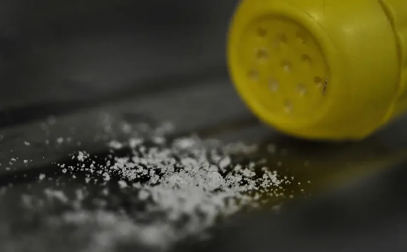 Você acrescenta sal na comida já preparada quando vai comer? Hábito aumenta em 41% o risco de um tipo de câncer; entenda