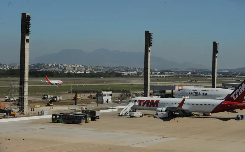 American Airlines interrompe voos por 'problema técnico'; no pré-mercado, ação cai 3%
