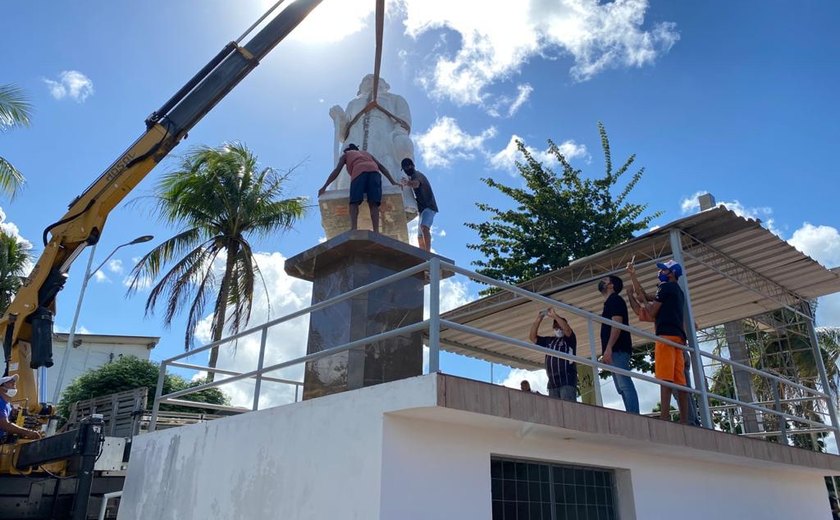 Estátua de 4 metros e meio é erguida no Mirante Padre Cícero II em Santana do Mundaú