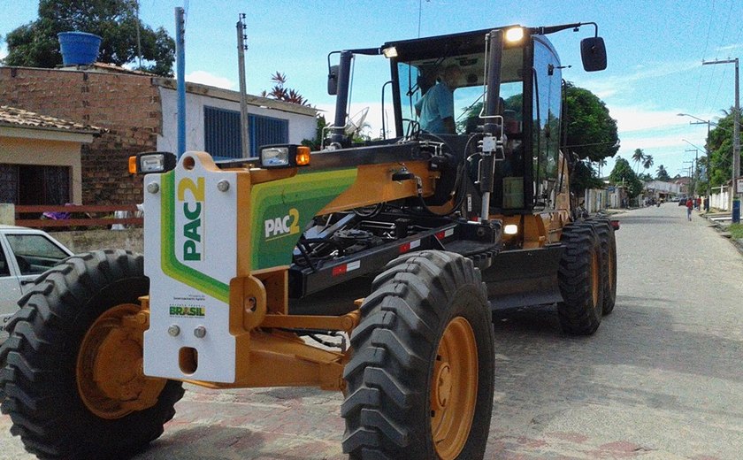 Prefeitura de Barra de Santo Antônio apresenta nova máquina patrol à população