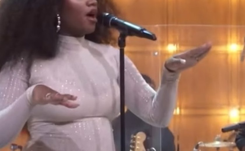 Iza se emociona ao receber homenagem do namorado no 'Encontro': 'Me sinto muito abençoada'