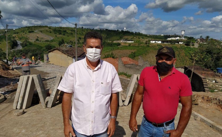 Prefeito de Branquinha acompanha andamento de obras do Minha Cidade Linda