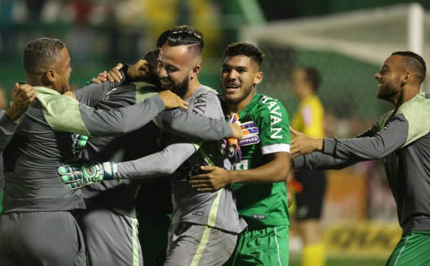 Chapecoense bate Atlético-MG nos pênaltis e vai às quartas da Copa do Brasil