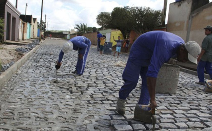 Prefeitura de Arapiraca continua intensificando os serviços de pavimentação em oito bairros