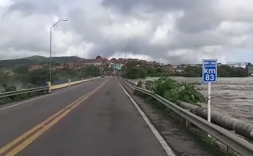 Caminhão carregado de queijo tomba na BR-316 em Satuba