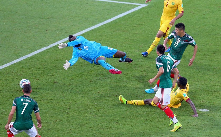 Debaixo de chuva, México derrota Camarões na Arena das Dunas