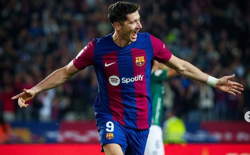 Lewandowski marca duas vezes e Barcelona vence Alavés de virada no Espanhol
