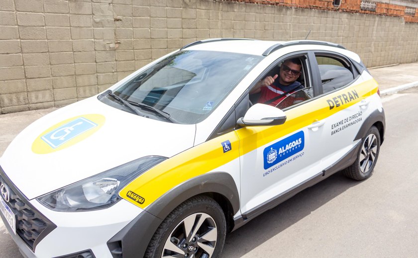 Candidatos PCD realizam prova prática com carro adaptado do Detran Alagoas