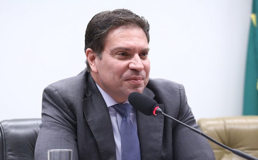 Comissão aprova punição mais rigorosa para quem entra com celular e armas em presídios