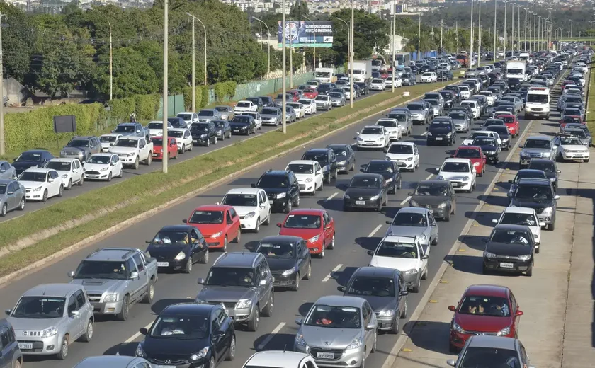 Fluxo de veículos em estradas pedagiadas cai 0,4% em agosto ante julho, afirma ABCR/Tendências