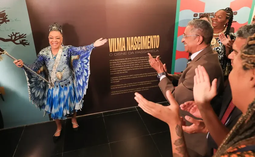 Vilma Nascimento, porta-bandeira da Portela, afirma ter sofrido abordagem racista em aeroporto