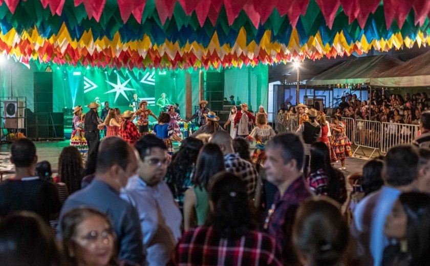 Público lota cidade cenográfica do Polo Tabuleiro para assistir quadrilhas juninas