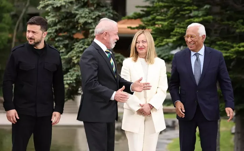 Lula se distrai durante foto oficial de líderes do G7