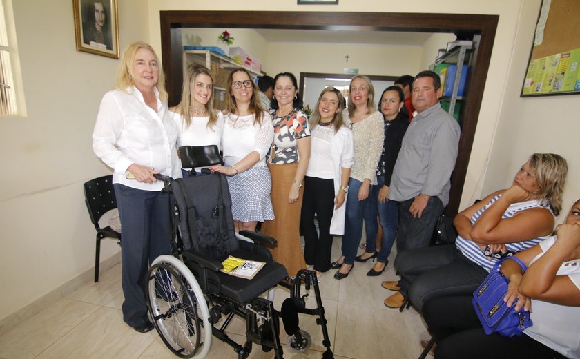 Prefeito Júlio Cezar e secretária Kátia Born entregam cadeiras de rodas para pacientes da rede SUS, em Palmeira