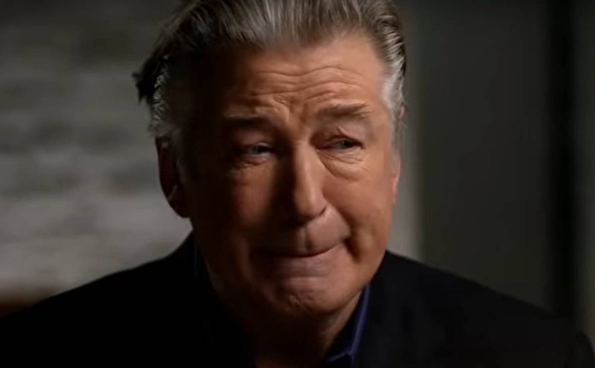 Alec Baldwin vai a julgamento por homicídio culposo após disparo em set de 'Rust'