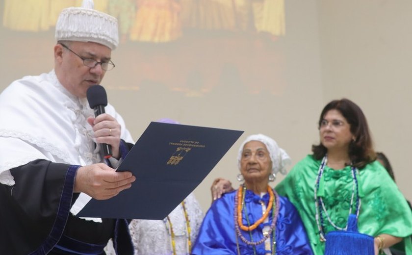 Ufal faz outorga do título de Doutora Honoris Causa a Mãe Mirian